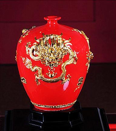 提供的德化中国高温红漆线雕工艺美术礼品陶瓷将军瓶厂家直销批发产品